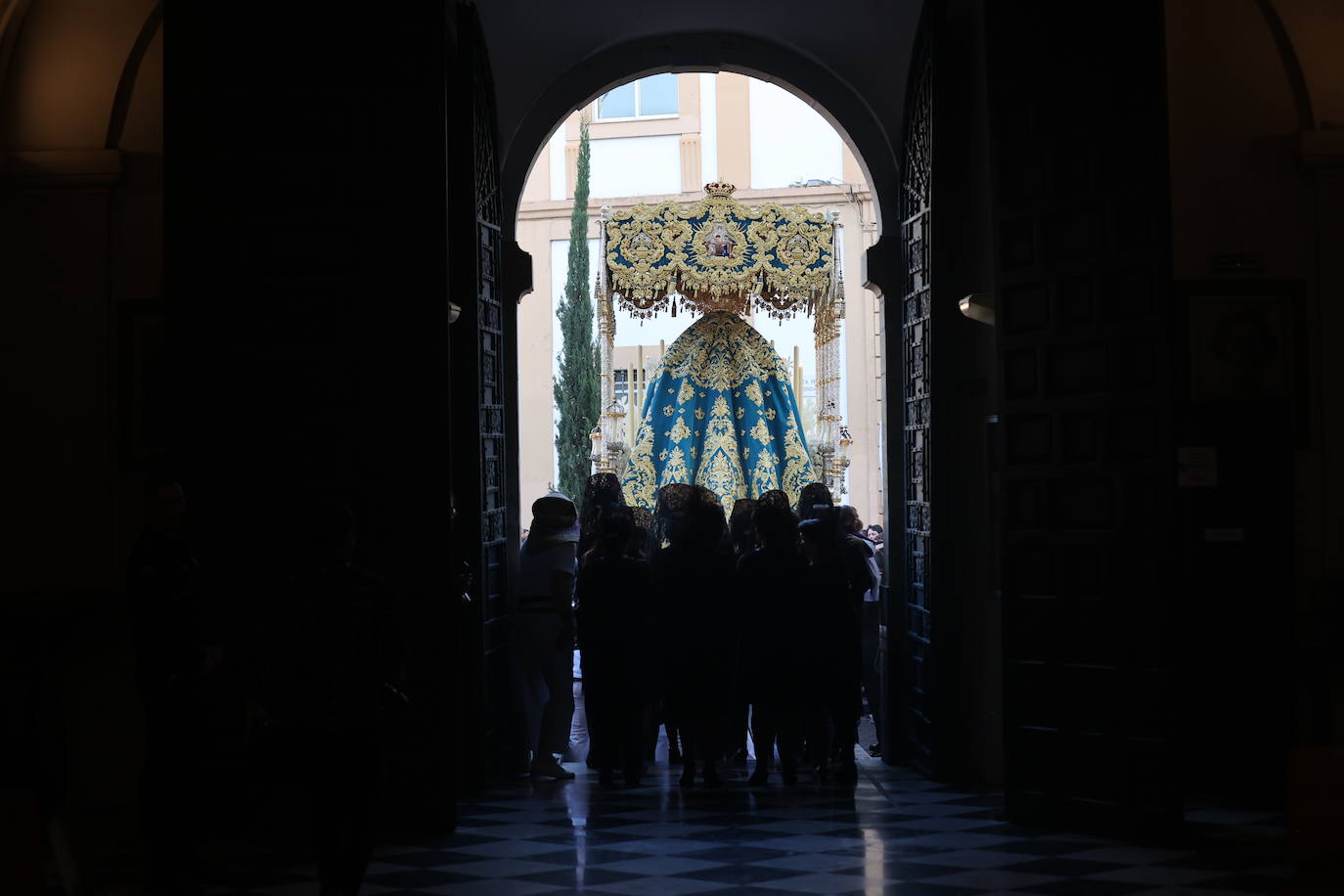 Imágenes | La pletórica Santa Faz camina con orgullo desde la Trinidad en el Martes Santo de Córdoba