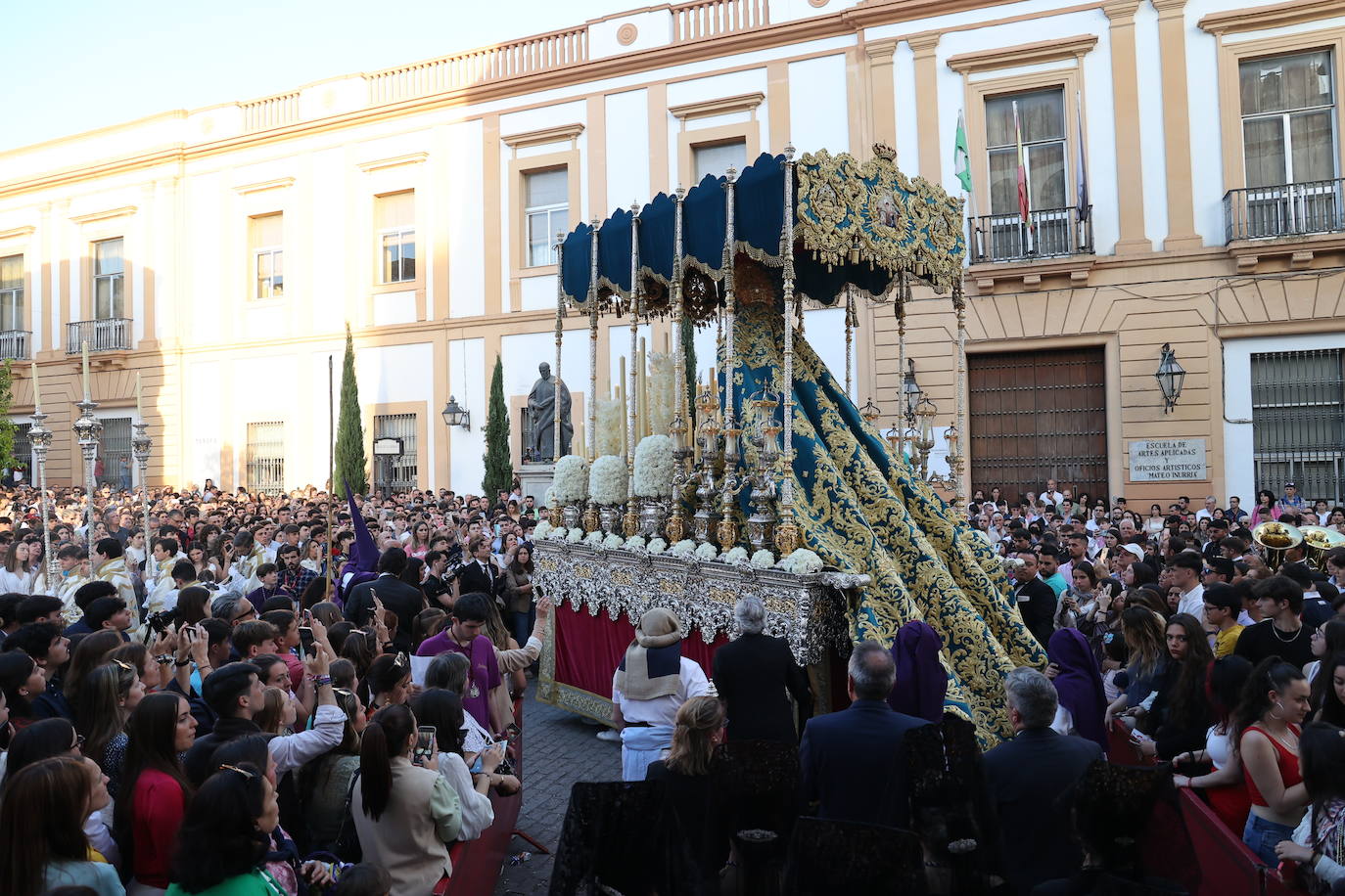 Imágenes | La pletórica Santa Faz camina con orgullo desde la Trinidad en el Martes Santo de Córdoba