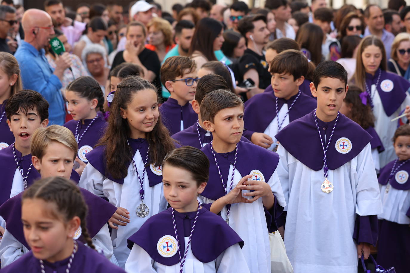 Imágenes | La pletórica Santa Faz camina con orgullo desde la Trinidad en el Martes Santo de Córdoba