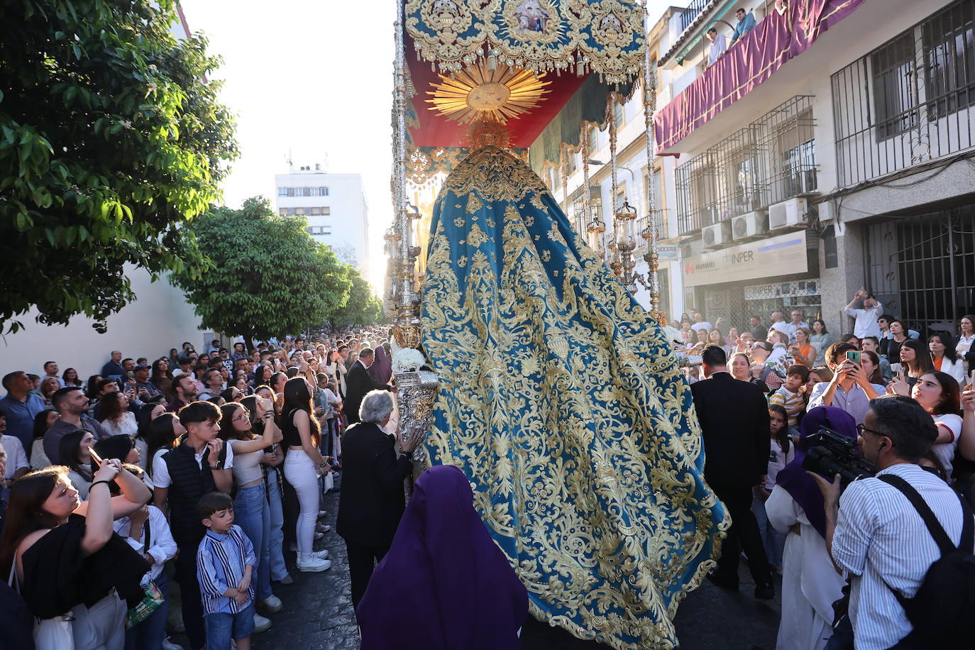 Imágenes | La pletórica Santa Faz camina con orgullo desde la Trinidad en el Martes Santo de Córdoba
