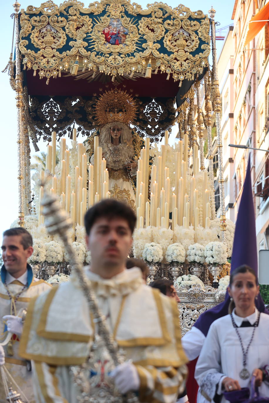 Imágenes | La pletórica Santa Faz camina con orgullo desde la Trinidad en el Martes Santo de Córdoba