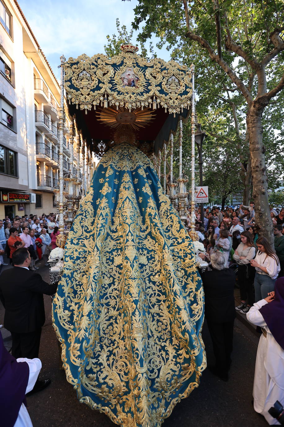 Imágenes | La pletórica Santa Faz camina con orgullo desde la Trinidad en el Martes Santo de Córdoba