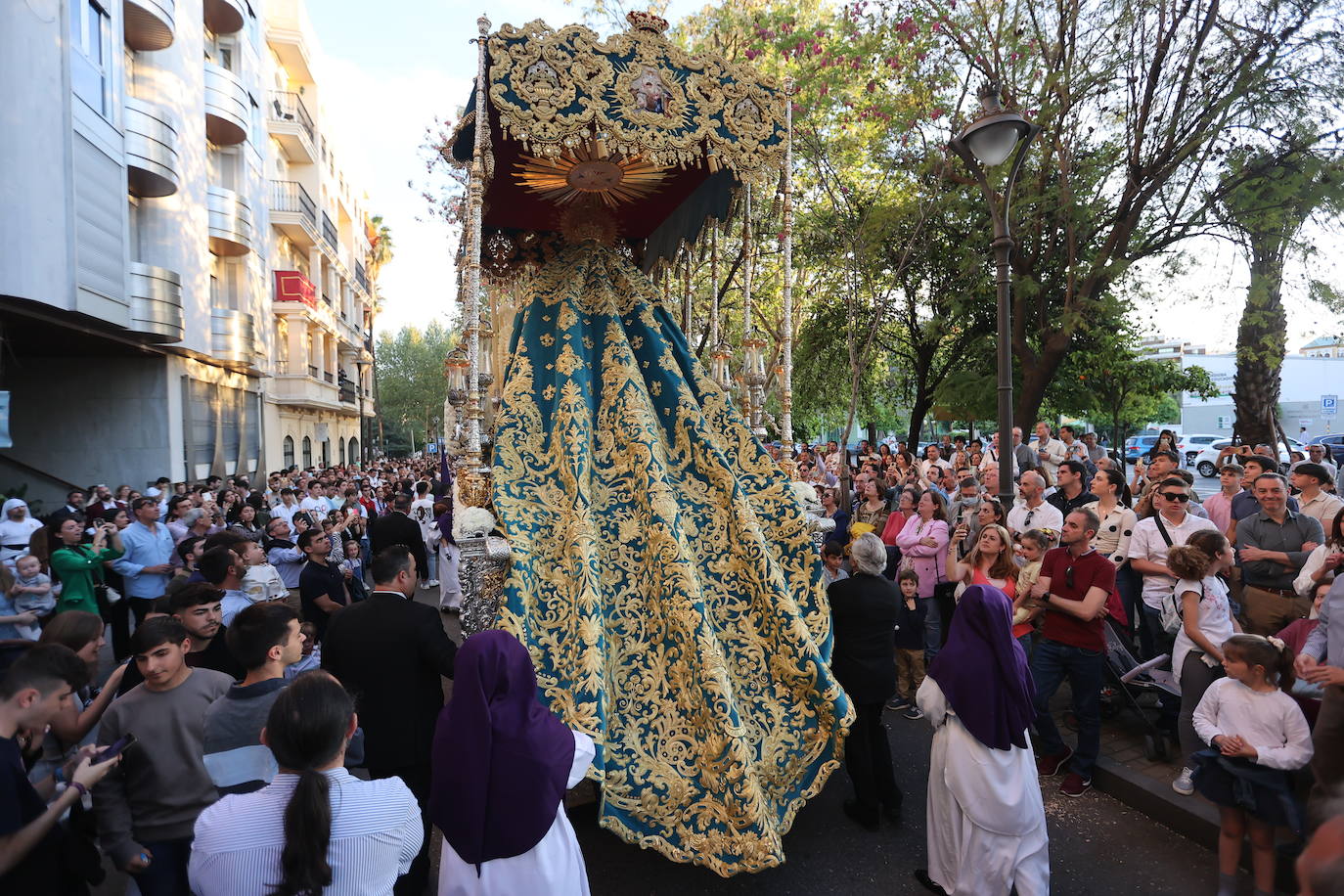 Imágenes | La pletórica Santa Faz camina con orgullo desde la Trinidad en el Martes Santo de Córdoba