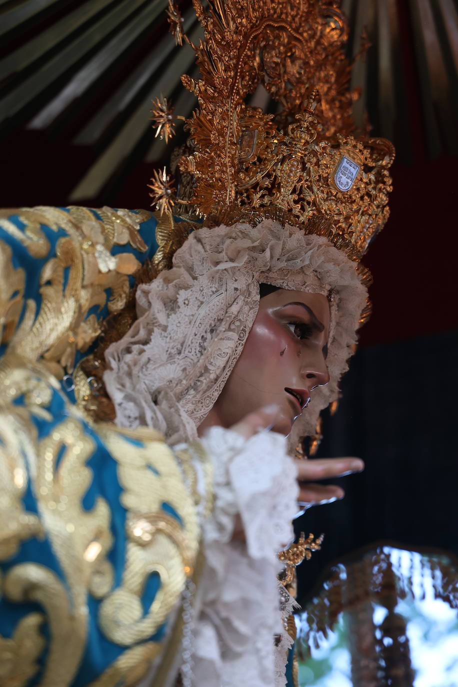 Imágenes | La pletórica Santa Faz camina con orgullo desde la Trinidad en el Martes Santo de Córdoba