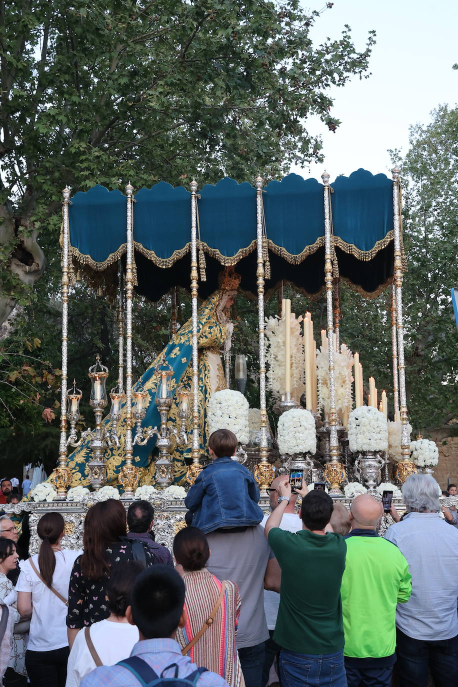 Imágenes | La pletórica Santa Faz camina con orgullo desde la Trinidad en el Martes Santo de Córdoba