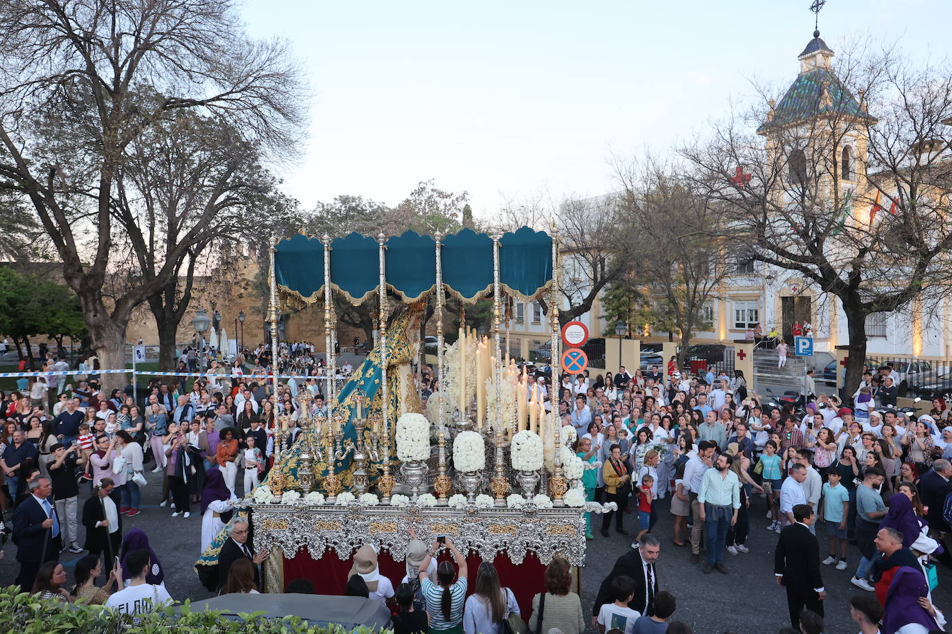 Imágenes | La pletórica Santa Faz camina con orgullo desde la Trinidad en el Martes Santo de Córdoba