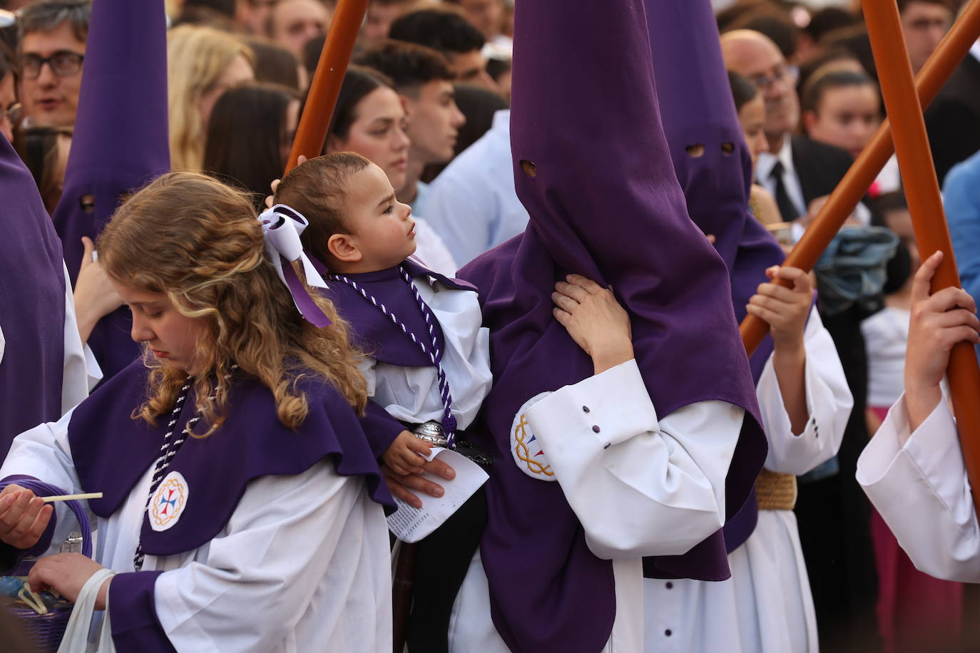 Imágenes | La pletórica Santa Faz camina con orgullo desde la Trinidad en el Martes Santo de Córdoba