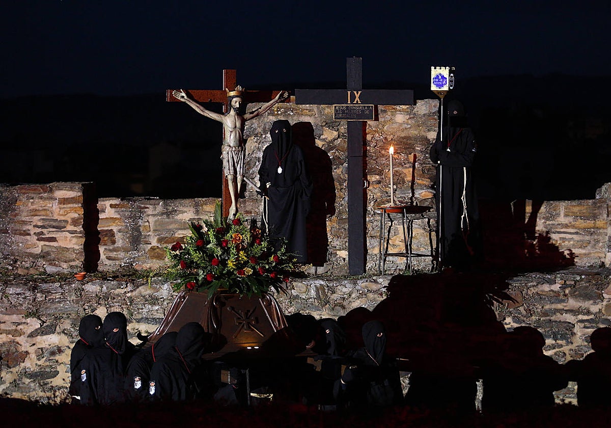Momento del Viacrucis Penitencial en el Castillo de los Templarios de Ponferrada