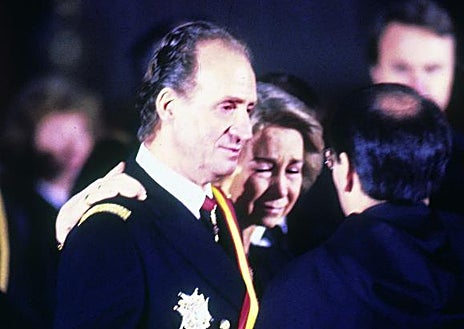 Imagen secundaria 1 - Funeral con honores de Rey en el Monasterio de San Lorenzo del Escorial como Juan III, con el que habría reinado. Don Juan Carlos no pudo contener las lágrimas, que los españoles vieron por televisión el 3 de abril de 1993