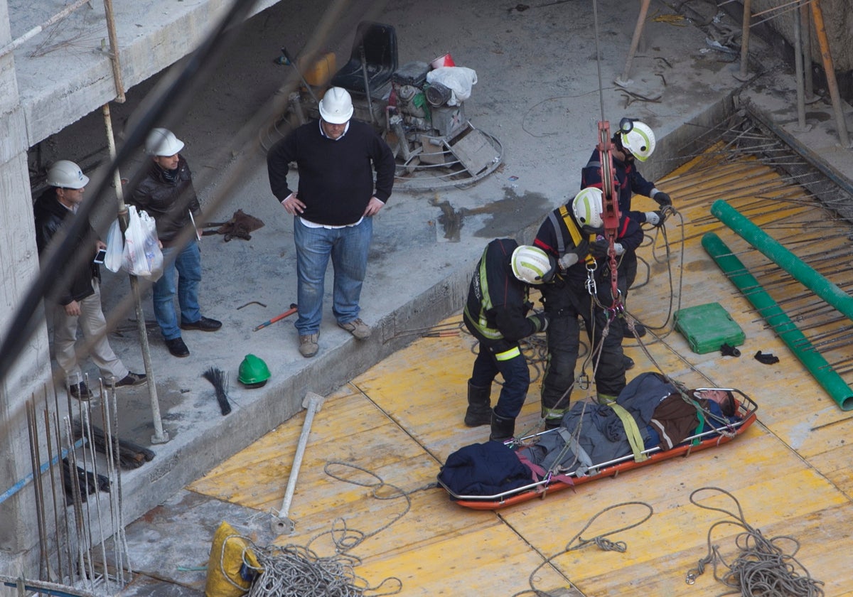 Los equipos de emergencia rescatan un trabajador herido en un accidente laboral en Córdoba