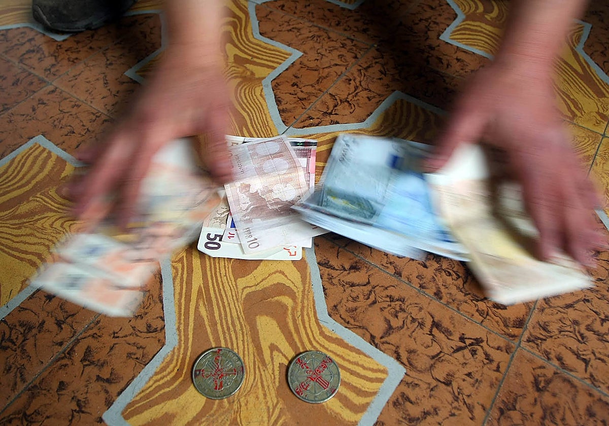 Tradicional juego de chapas en El Bierzo (León)