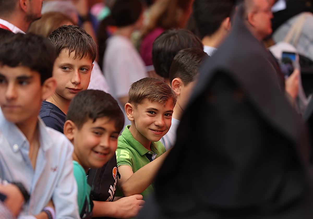 Niños viendo la procesión de La Universitaria, este Martes Santo