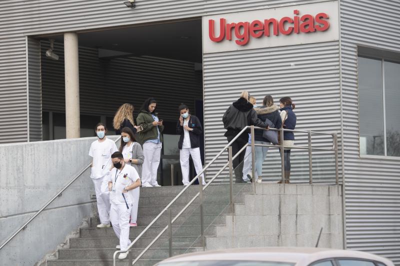 Una mujer se precipita por la ventana de un quinto piso con su hija en brazos en Asturias