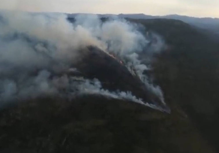 Un incendio forestal intencionado con tres focos diferentes en Marrubio (León) alcanza  nivel 1