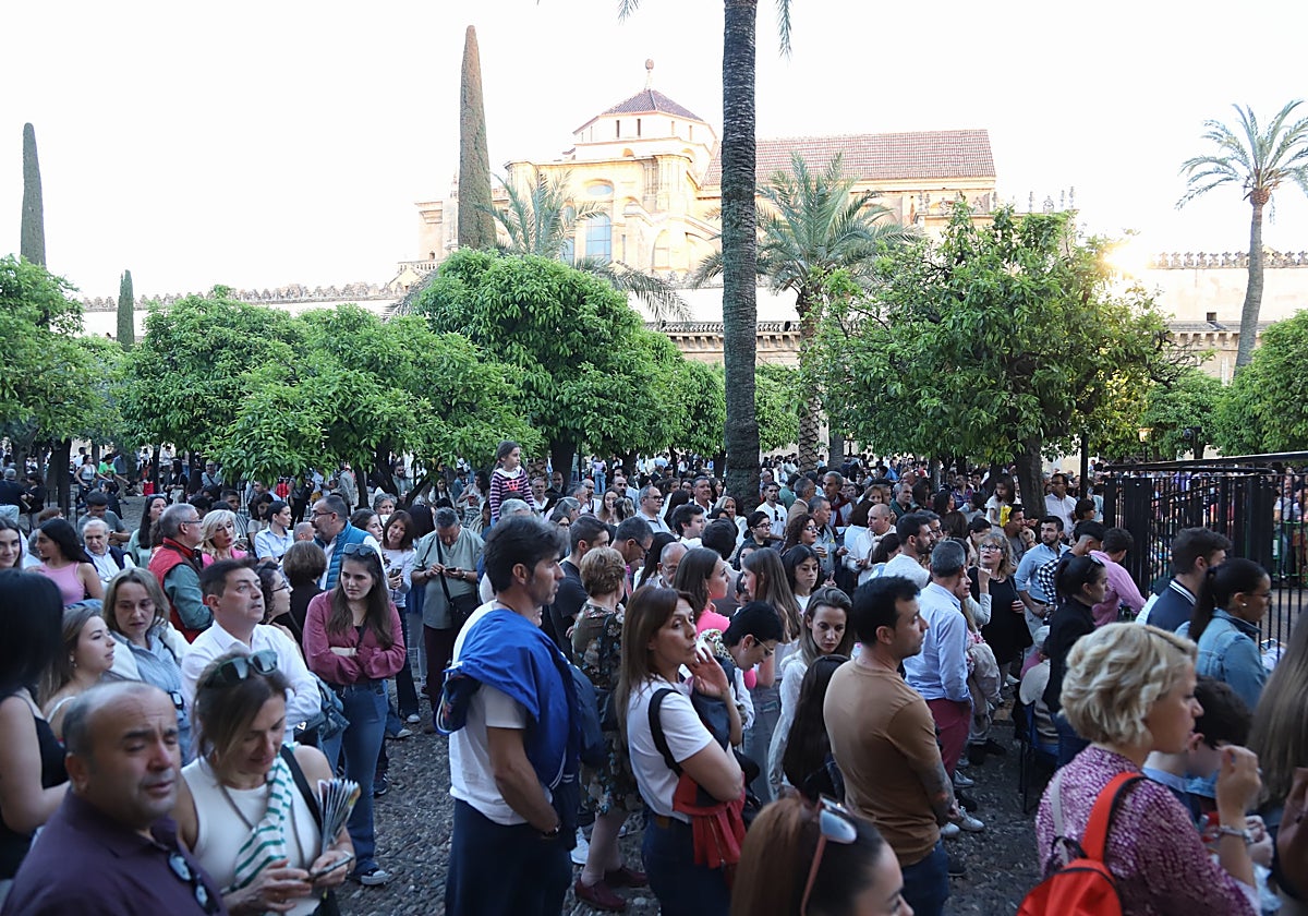 Ciudadanos en el Patio de los Naranjos, ayer
