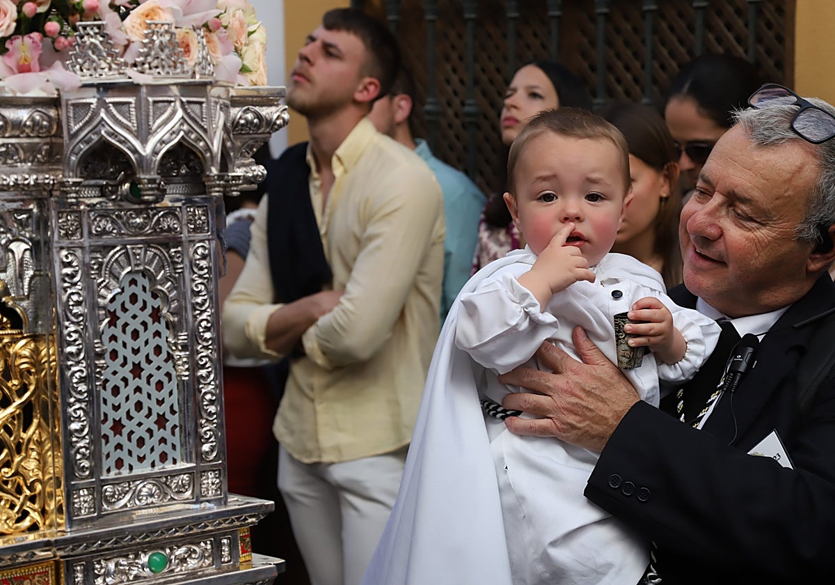 Un niño pequeño a la salida de El Perdón