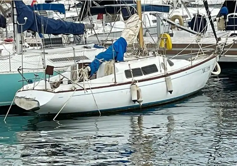 Subastan por un euro un velero de nueve metros de eslora similar a otros de cien mil euros en Alicante
