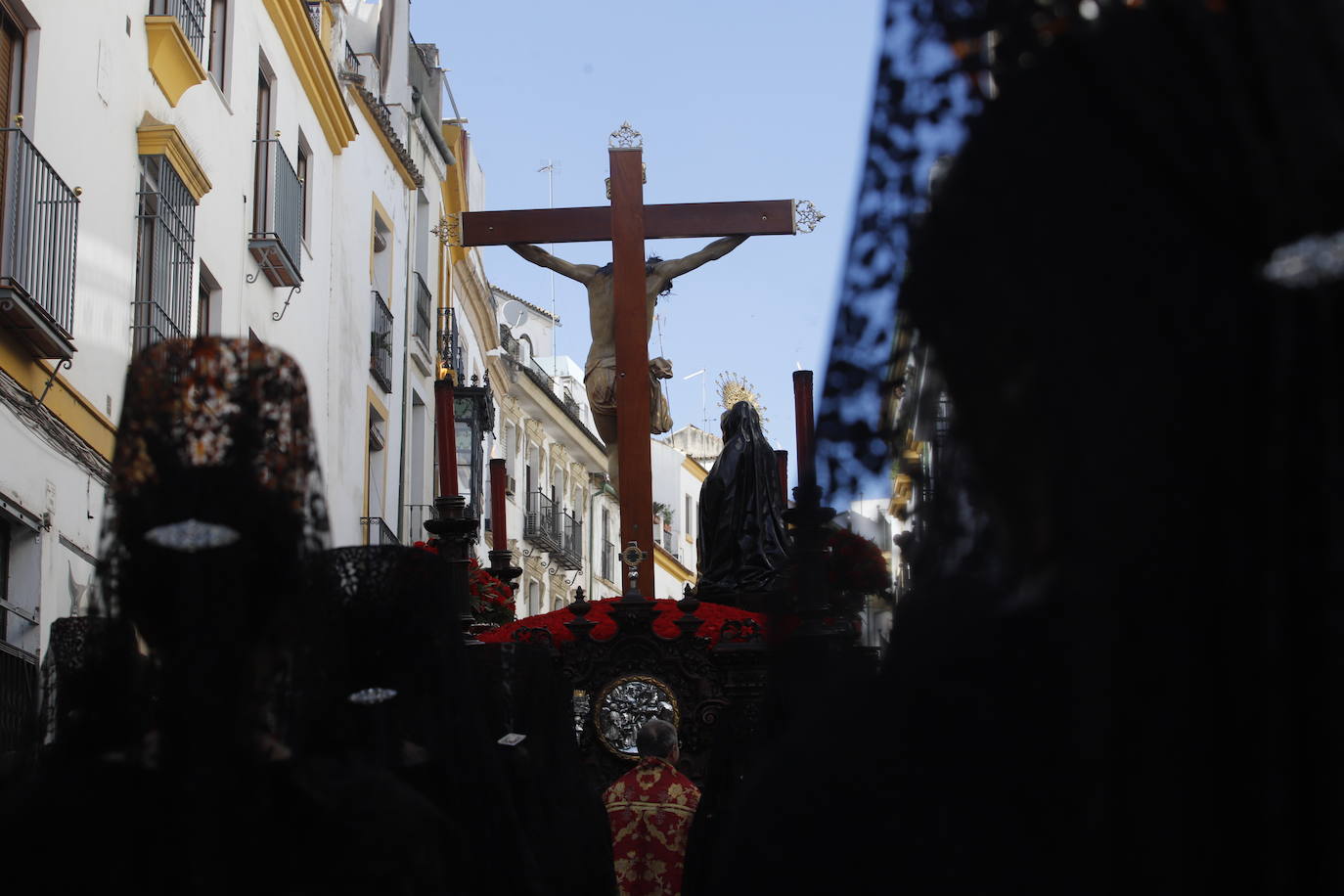 La identidad estética de la Caridad en su estación de penitencia, en imágenes