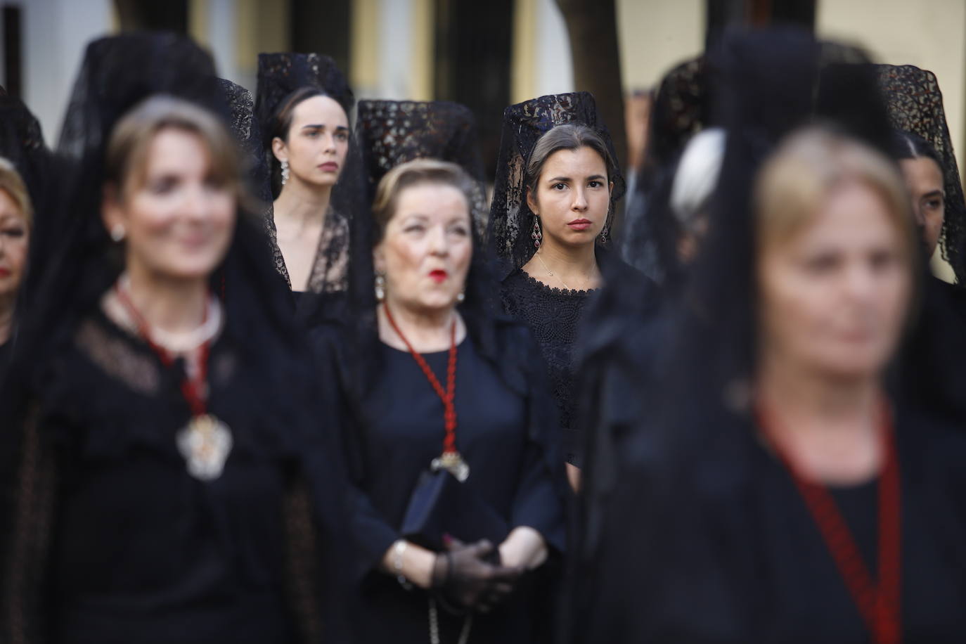 La identidad estética de la Caridad en su estación de penitencia, en imágenes
