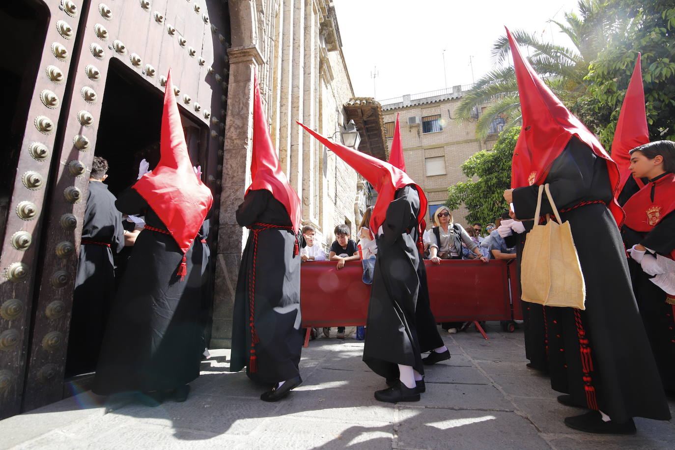 La identidad estética de la Caridad en su estación de penitencia, en imágenes