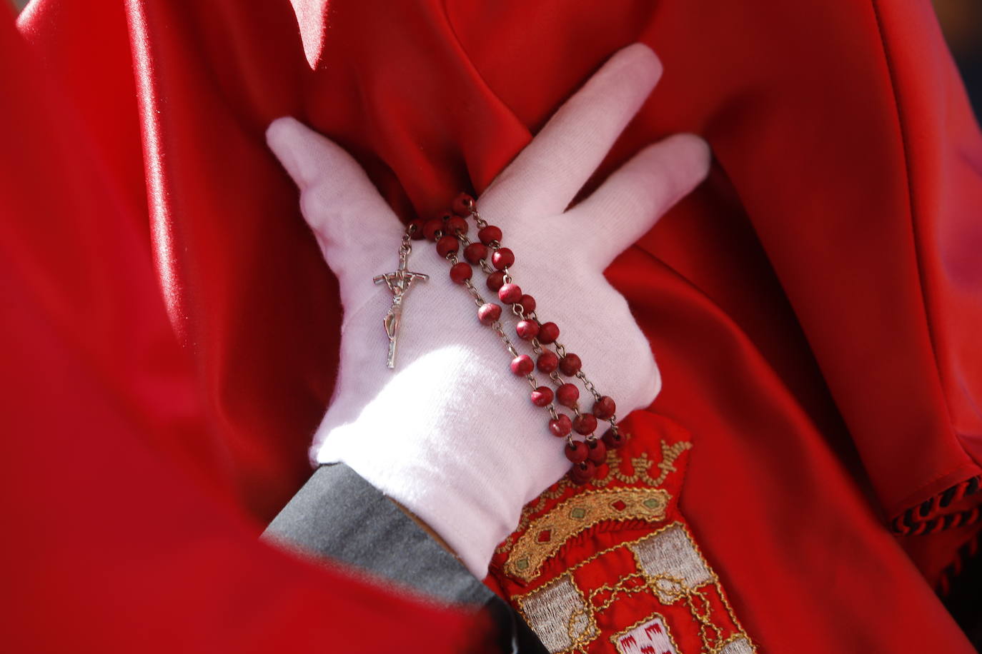 La identidad estética de la Caridad en su estación de penitencia, en imágenes