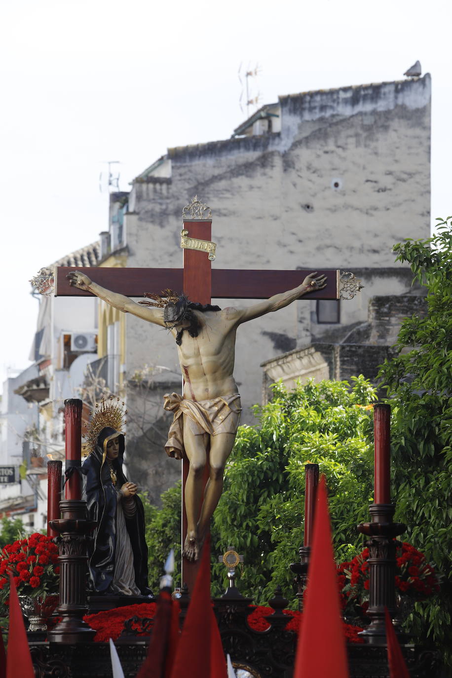 La identidad estética de la Caridad en su estación de penitencia, en imágenes