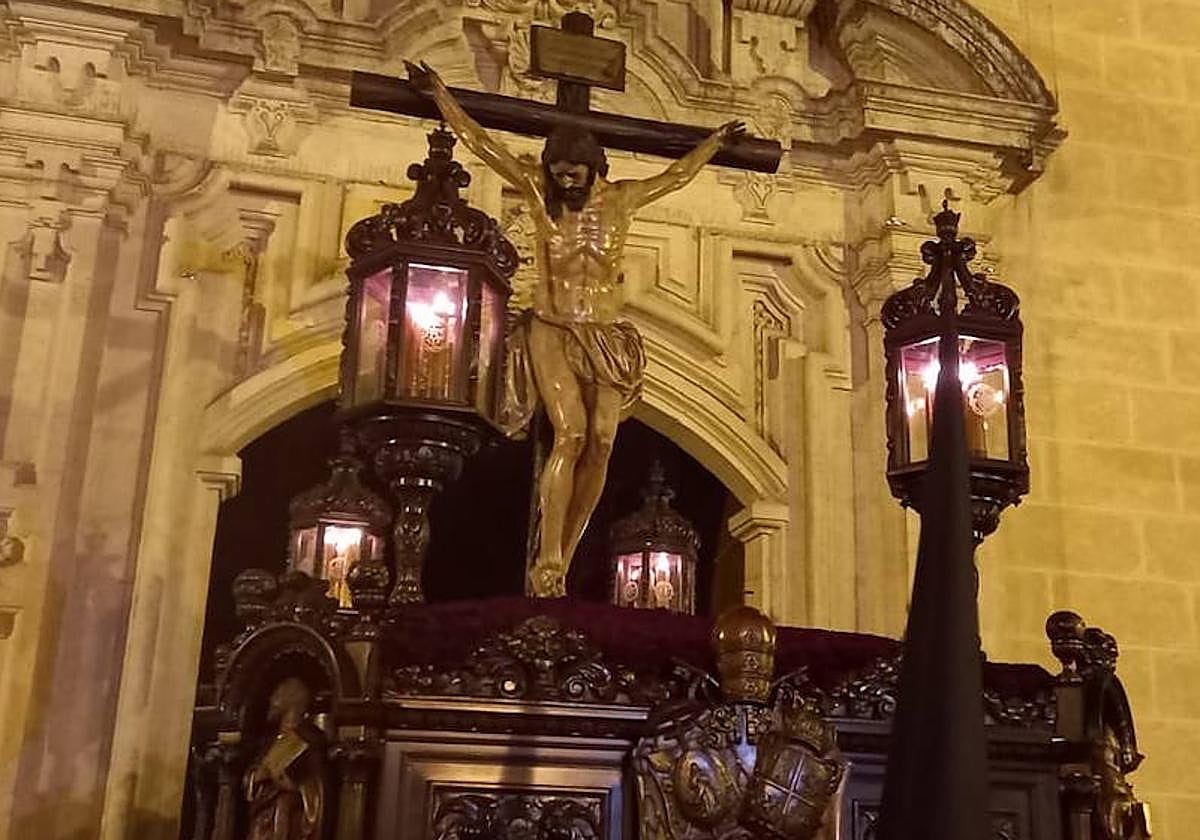 El Cristo de la Buena Muerte, iniciando su estación de penitencia en la Madrugada