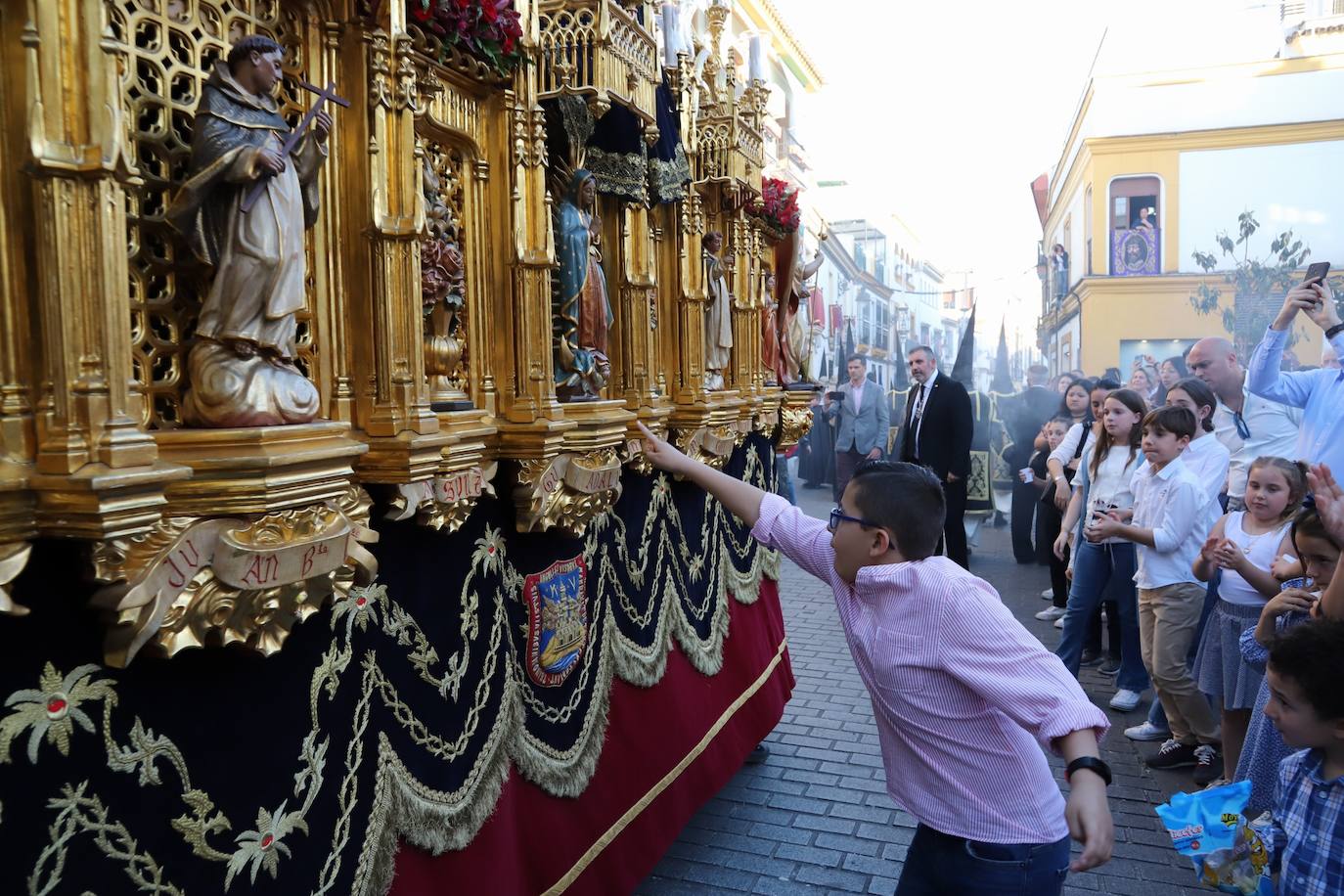 En imágenes, devoción honda al Cristo de Gracia