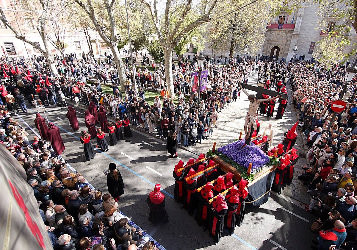 Procesión del Santísimo Cristo de la Luz, con el paso de Gregorio Fernández, acompañado por su cofradía titular, la Hermandad Universitaria del Santísimo Cristo de la Luz