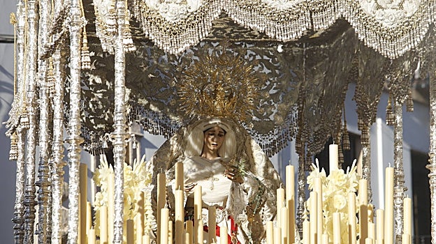La Virgen de la Paz y Esperanza, en su paso de palio