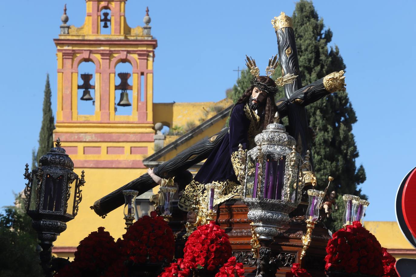 Las estampas del peso de los siglos en el Caído