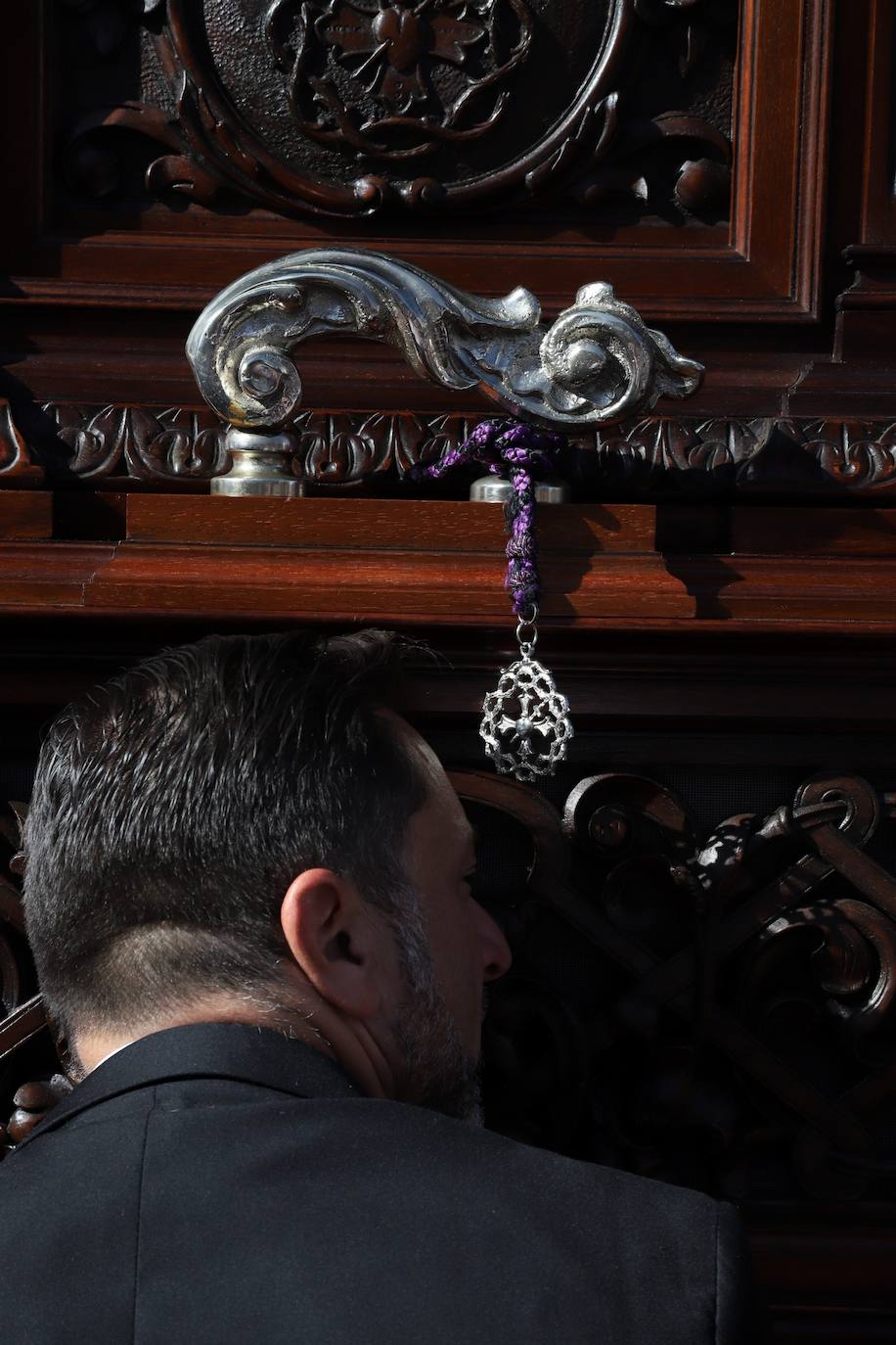 Las estampas del peso de los siglos en el Caído