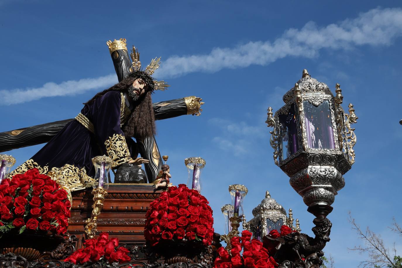 Las estampas del peso de los siglos en el Caído