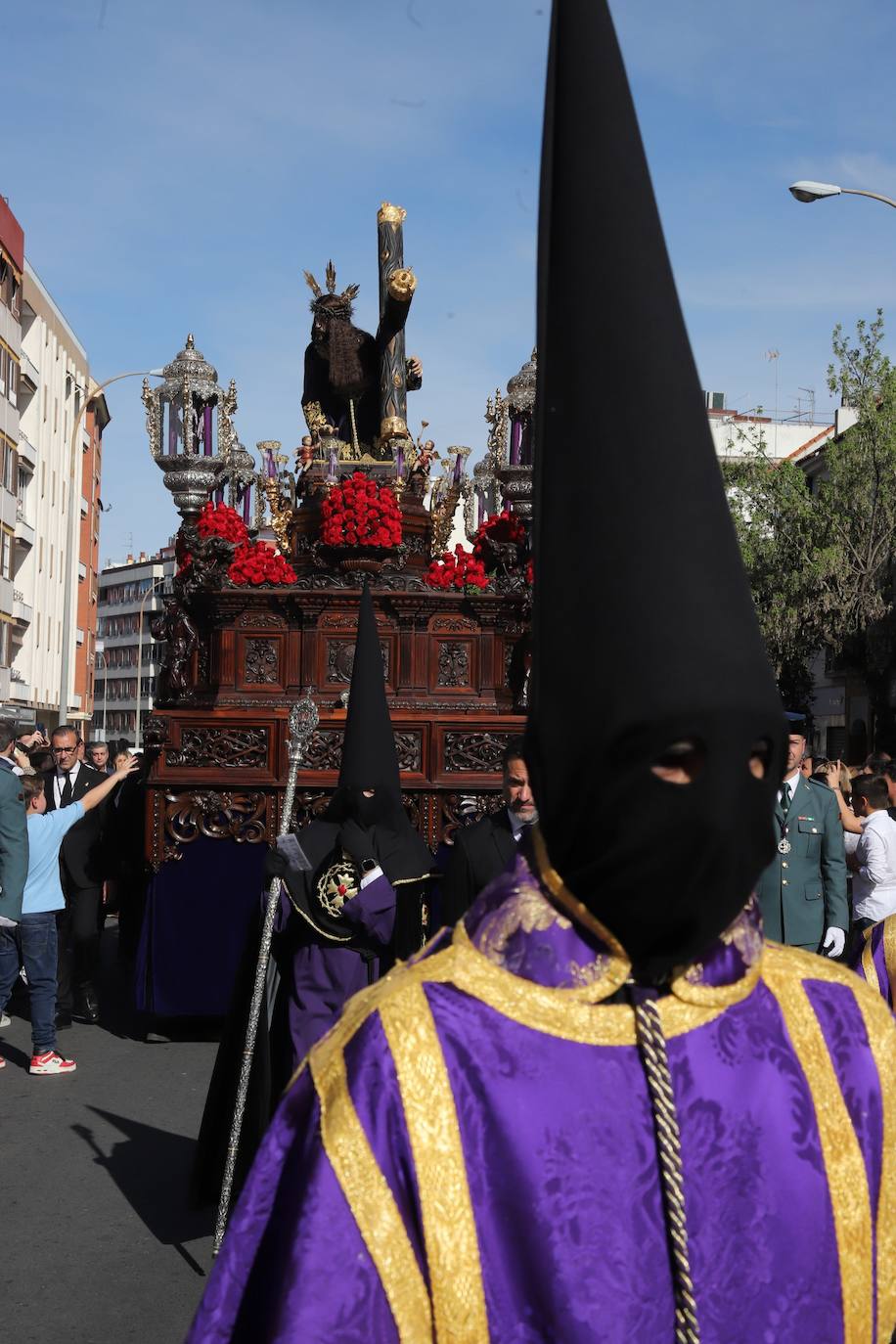 Las estampas del peso de los siglos en el Caído
