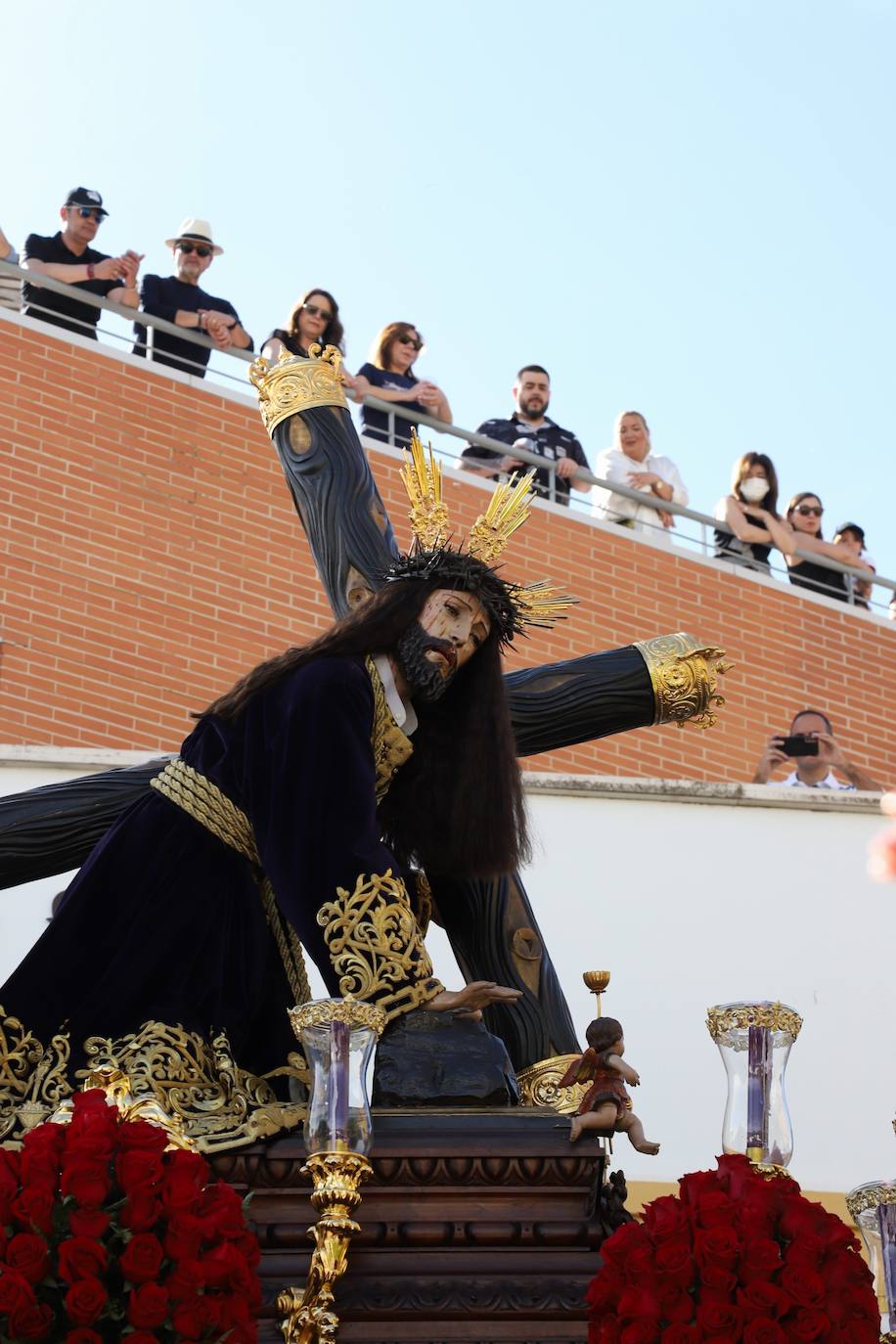 Las estampas del peso de los siglos en el Caído