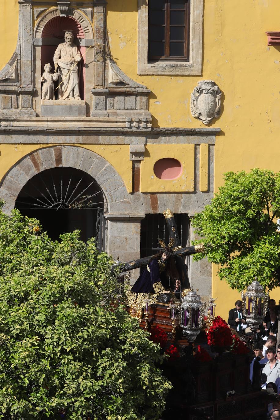 Las estampas del peso de los siglos en el Caído