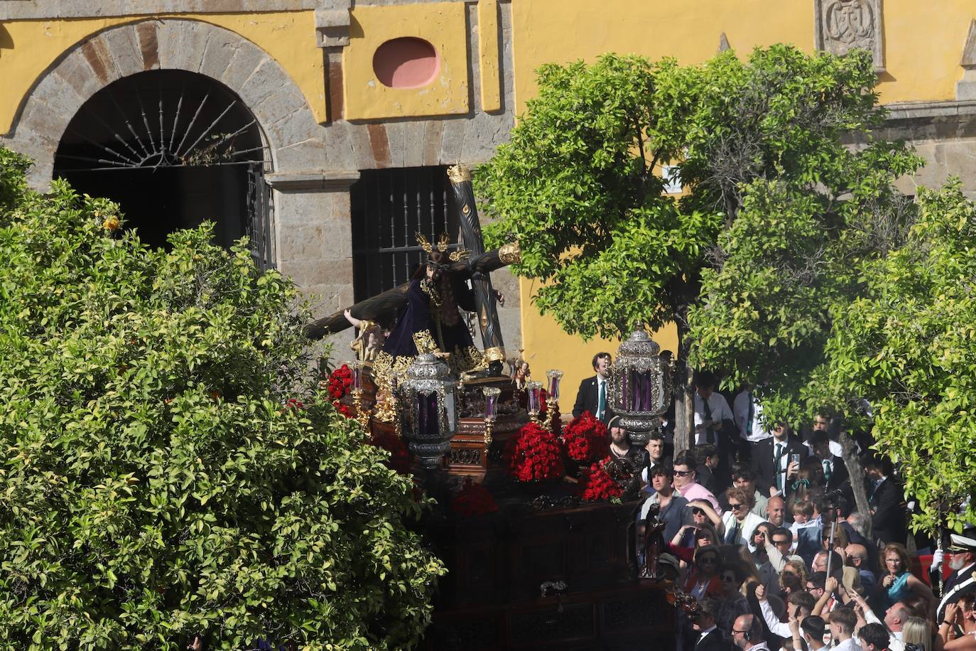 Las estampas del peso de los siglos en el Caído