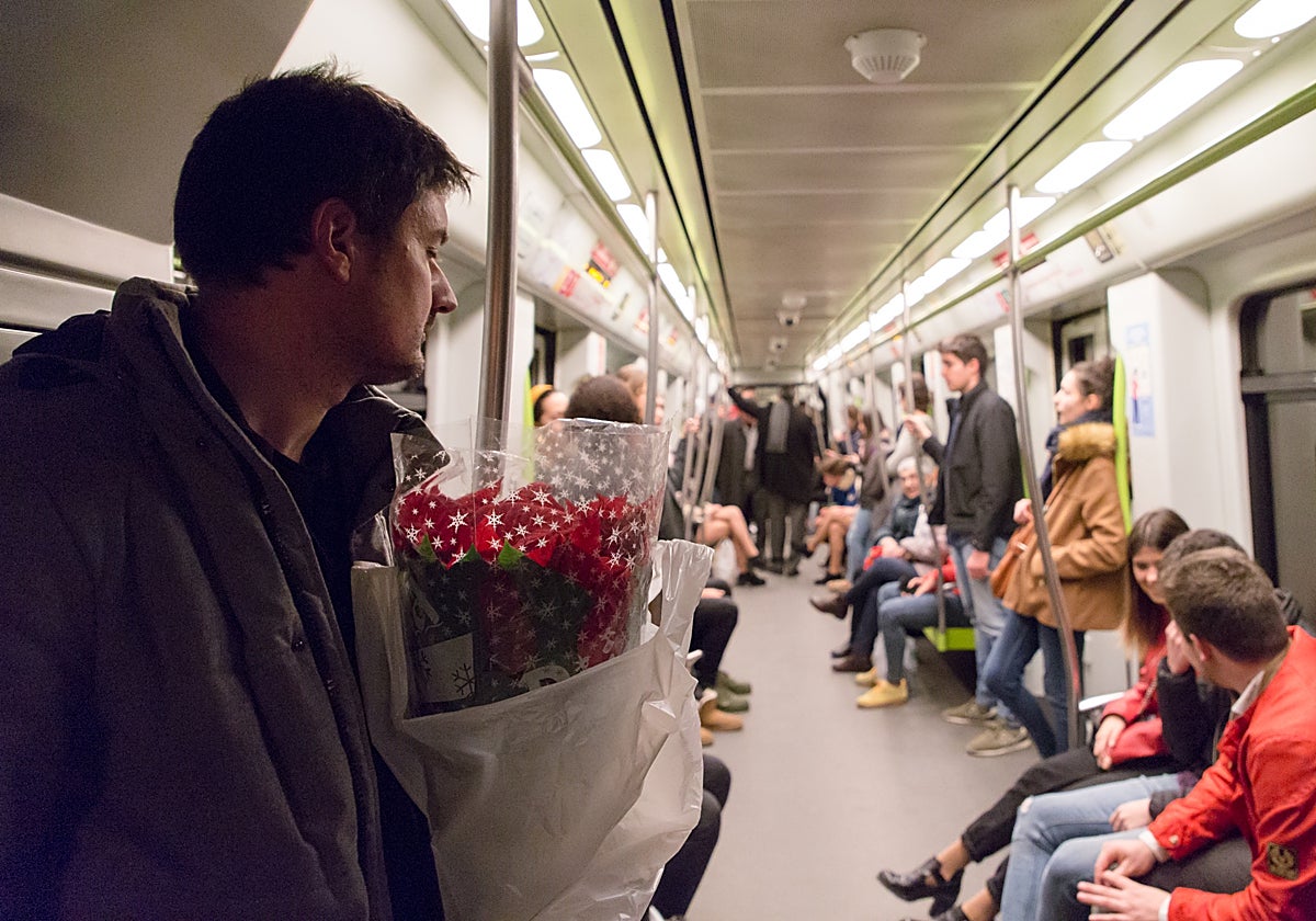 Imagen de archivo de un grupo de usuarios en un vagón de Metrovalencia