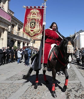 Imagen secundaria 2 - Pregón y salida a caballo de la cofradía de las Siete Palabras de Jesús en la Cruz