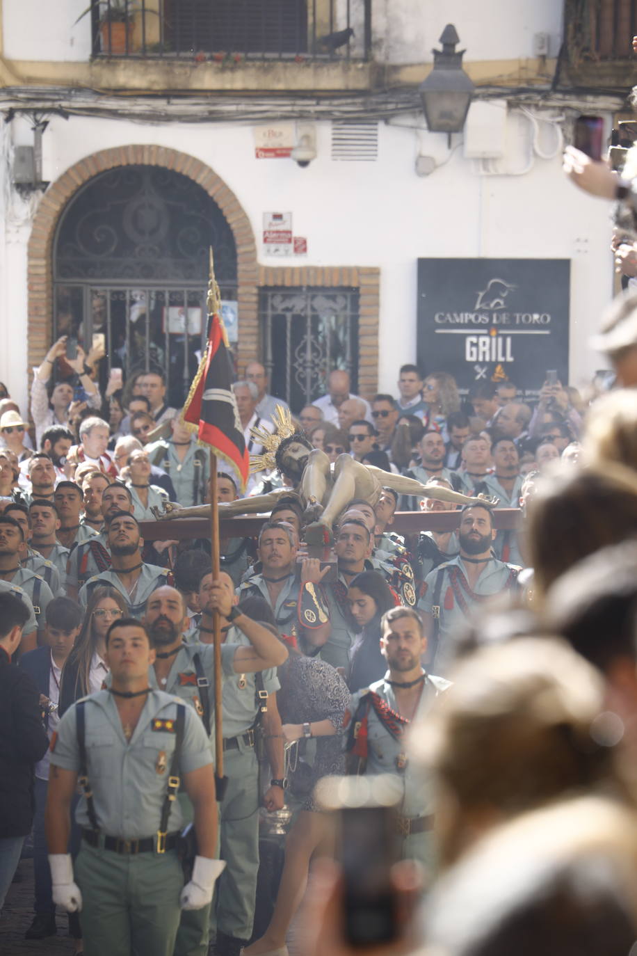 Semana Santa de Córdoba 2023 | El esperado vía crucis del Señor de la Caridad, en imágenes