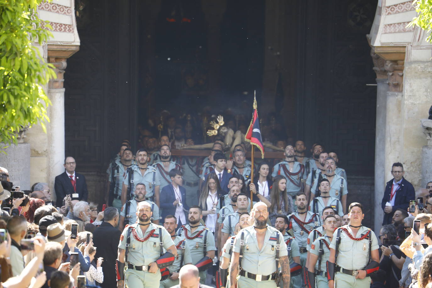 Semana Santa de Córdoba 2023 | El esperado vía crucis del Señor de la Caridad, en imágenes