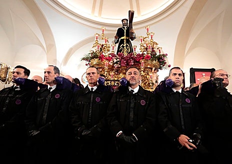Imagen secundaria 1 - San Juan se arrodilla ante la Dolorosa en León