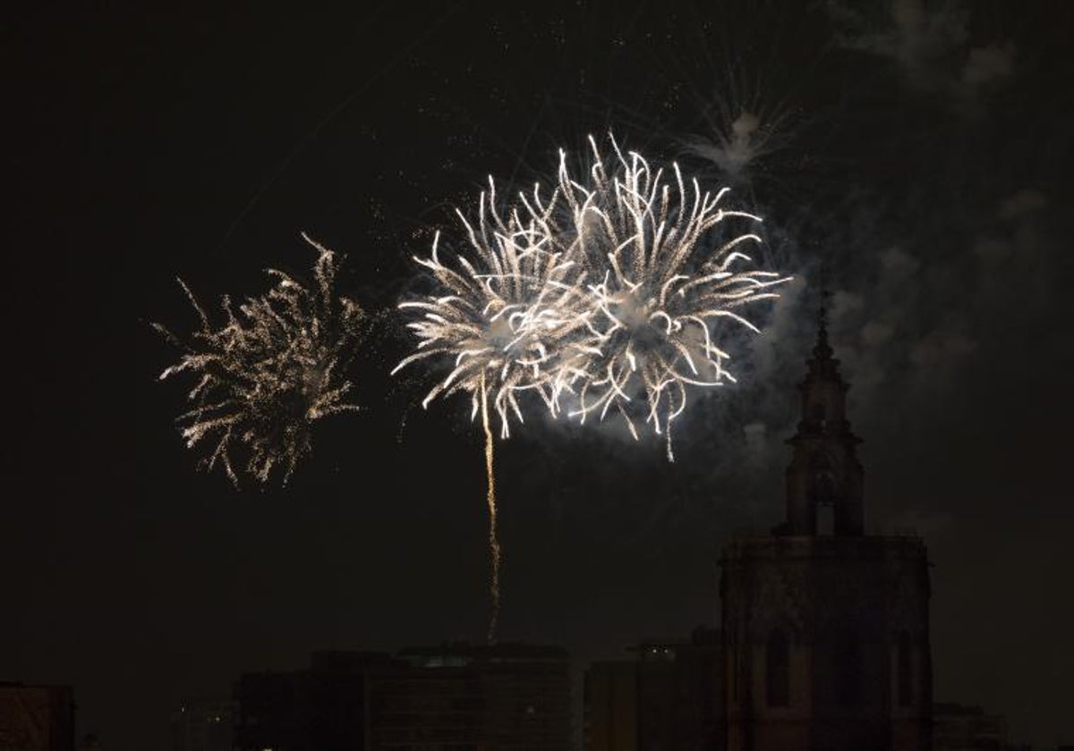 Imagen de archivo de un castillo de fuegos artificiales en Valencia