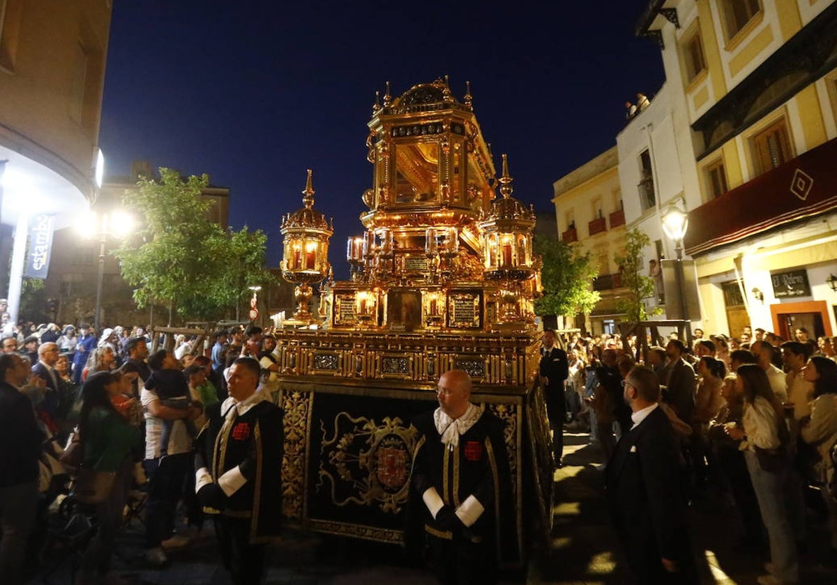 El Señor Yacente en el Sepulcro, esta noche haciendo su estación de penitencia