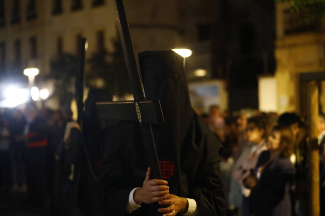 El deslumbrante procesionar del Santo Sepulcro, en imágenes