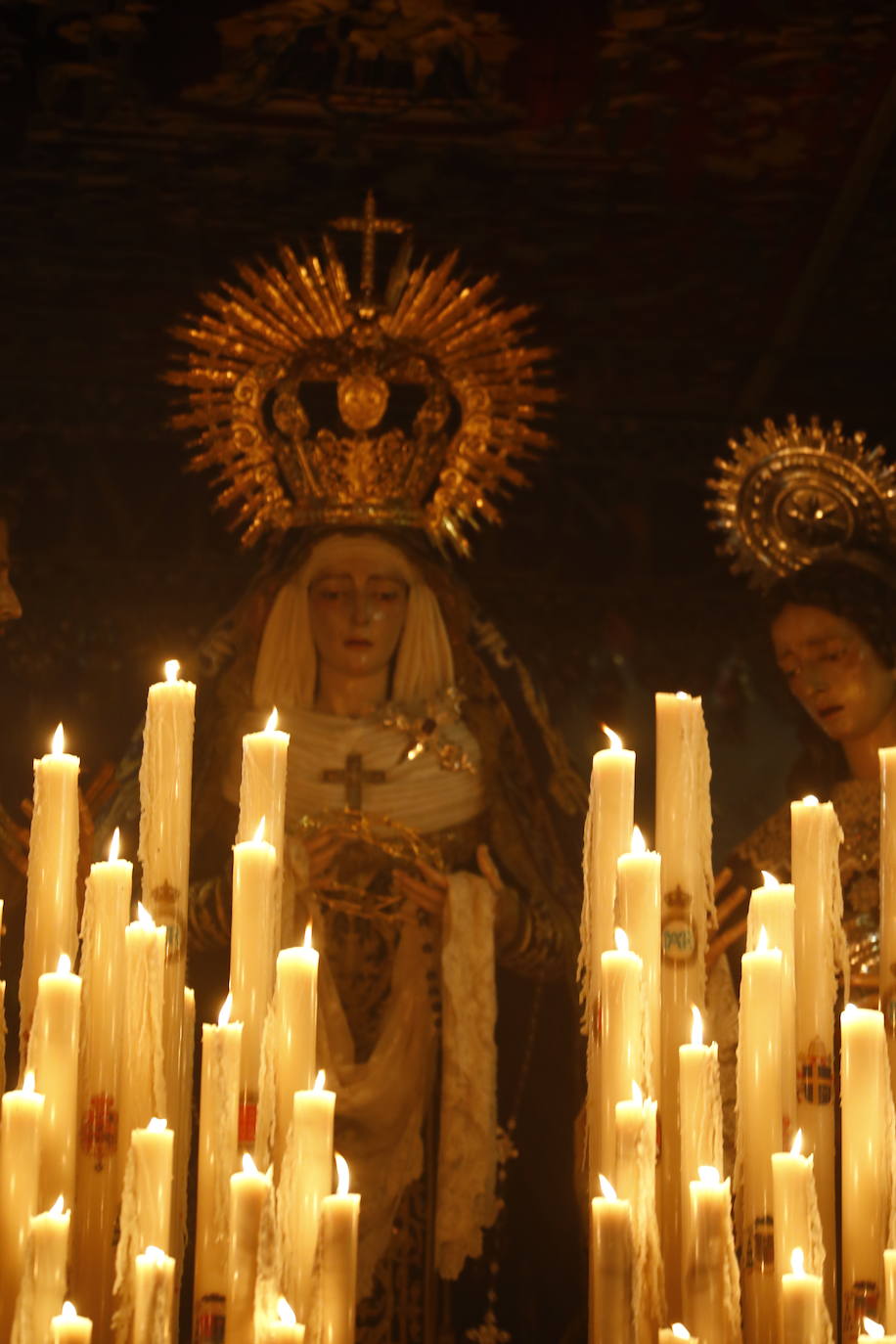 El deslumbrante procesionar del Santo Sepulcro, en imágenes