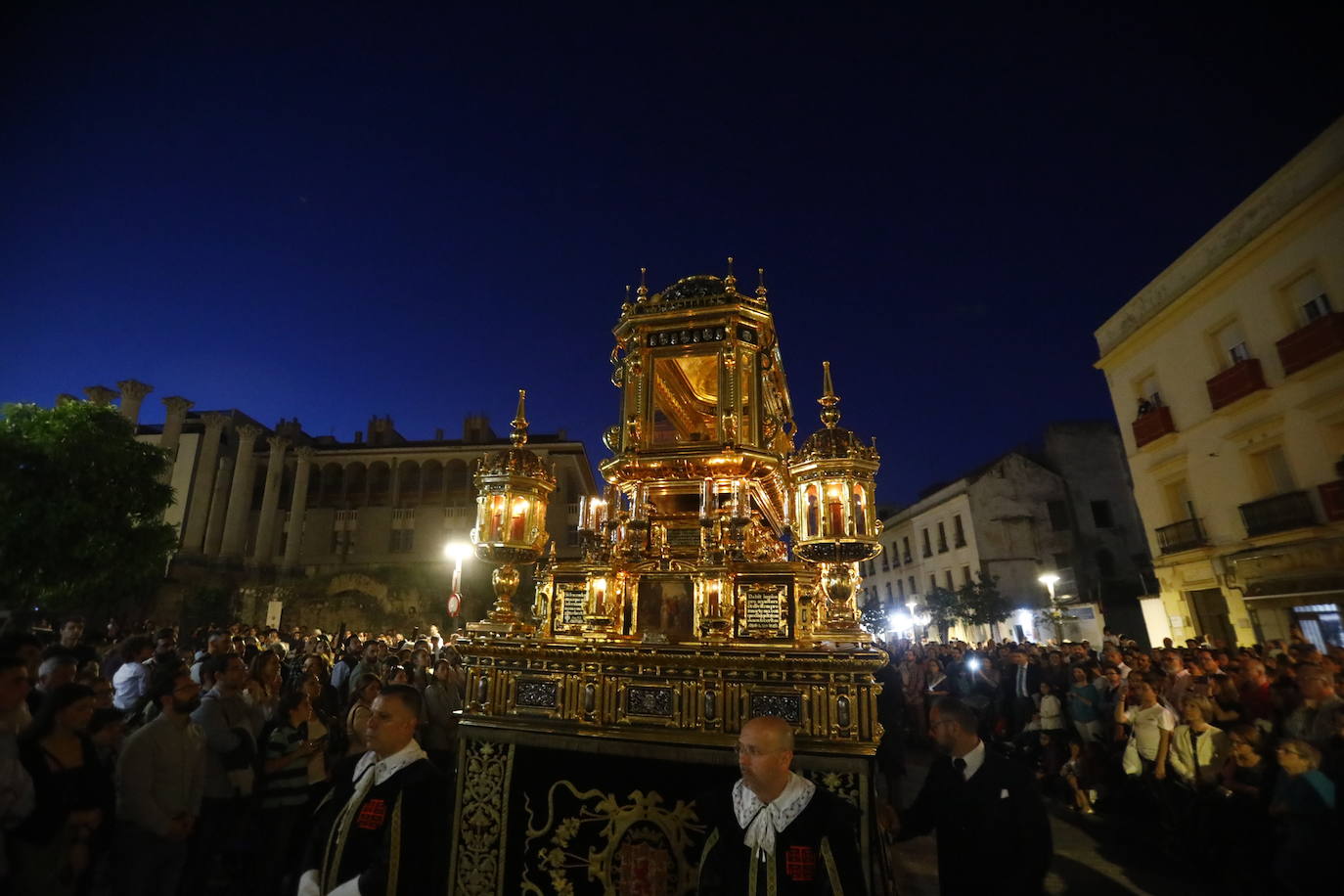 El deslumbrante procesionar del Santo Sepulcro, en imágenes