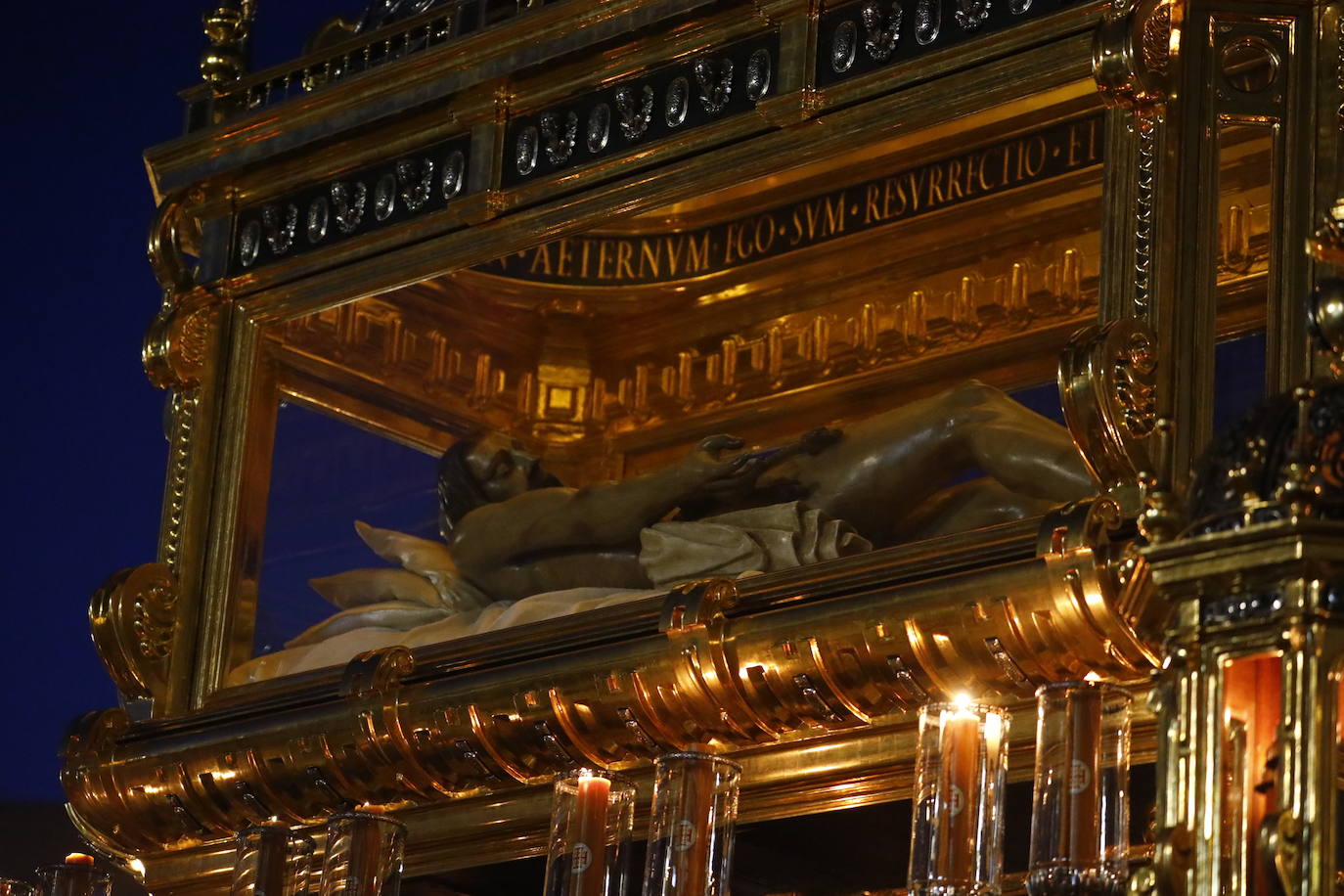 El deslumbrante procesionar del Santo Sepulcro, en imágenes