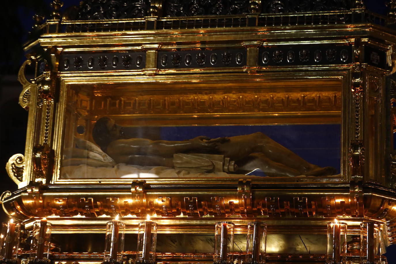 El deslumbrante procesionar del Santo Sepulcro, en imágenes