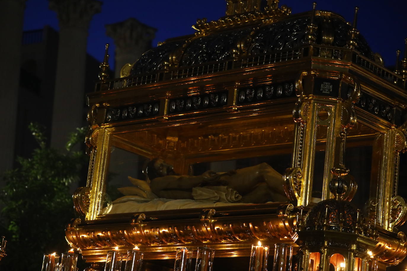 El deslumbrante procesionar del Santo Sepulcro, en imágenes